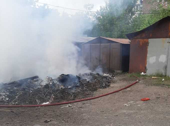 В Шахтах чуть не сгорели гаражи из-за пожара на свалке на Разина