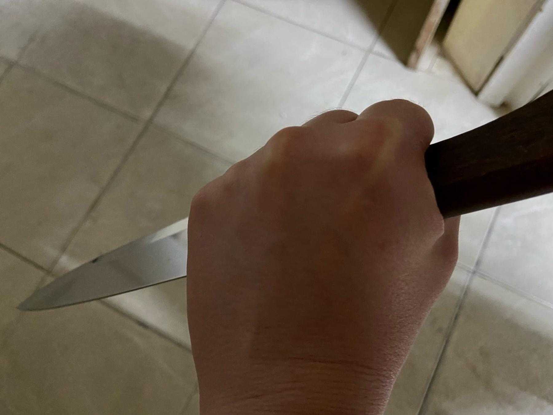 В Новошахтинске парня пырнули ножом на улице