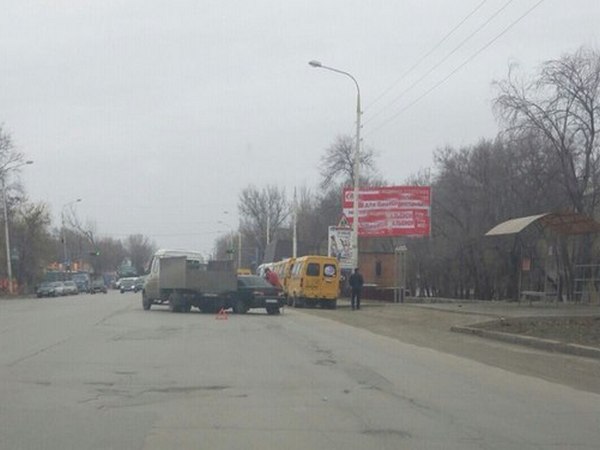 В Шахтах на Машиносчетной столкнулись два автомобиля