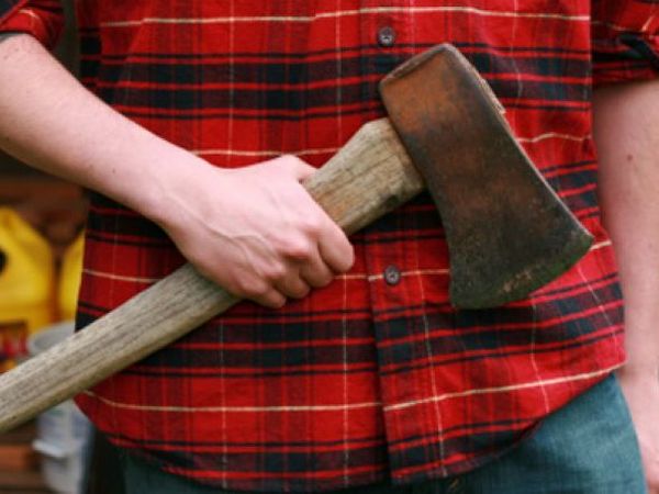 В Шахтах задержали подозреваемого, который напал с топором на своего знакомого