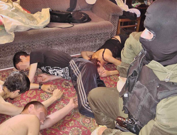 В Шахтах в центре города обнаружили наркопритон