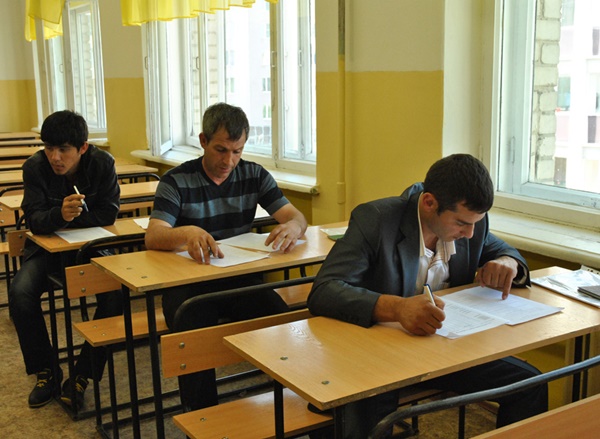 Для иностранных граждан усложнили тесты при устройстве на работу