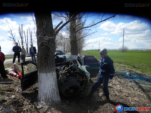 В Шахтах двое мужчин разбились на автомобиле