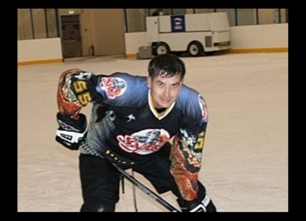 Команда «Снейк» выиграла хоккейный матч в память о Сергее Понамаренко