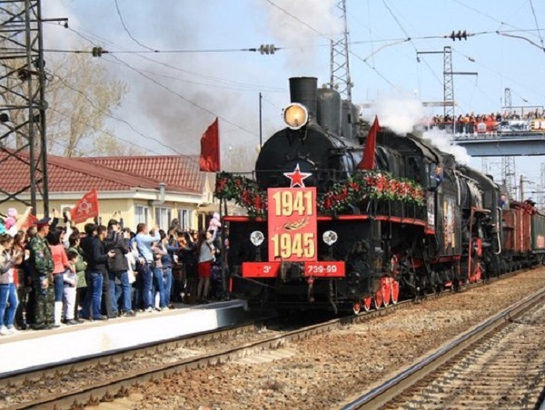 Шахтинцы встретили ретро-поезд «Победа»