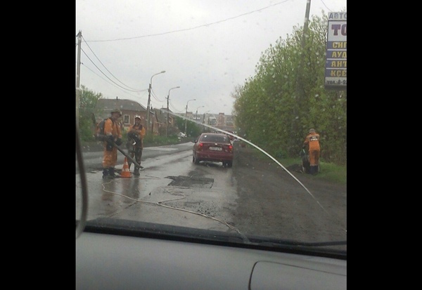 В Шахтах дороги латают под дождем