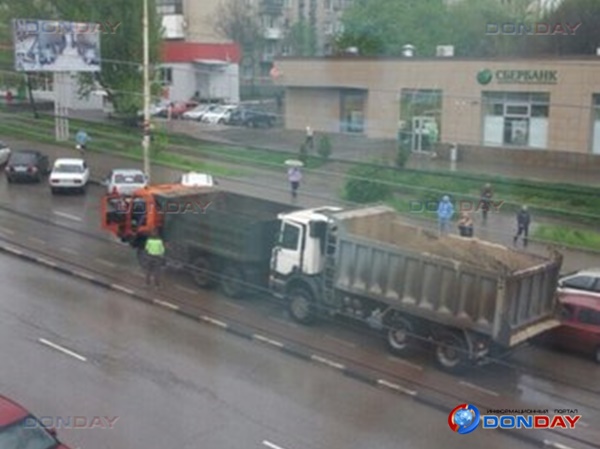 Фото Факт - в Шахтах столкнулись два КАМАЗа