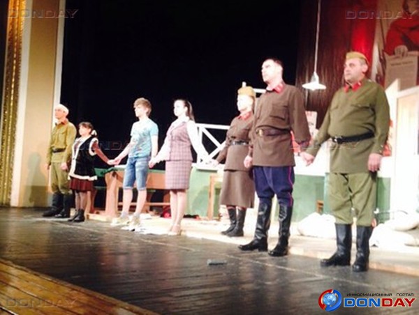 Шахтинский театр поманил зрителей премьерой и собрался на гастроли