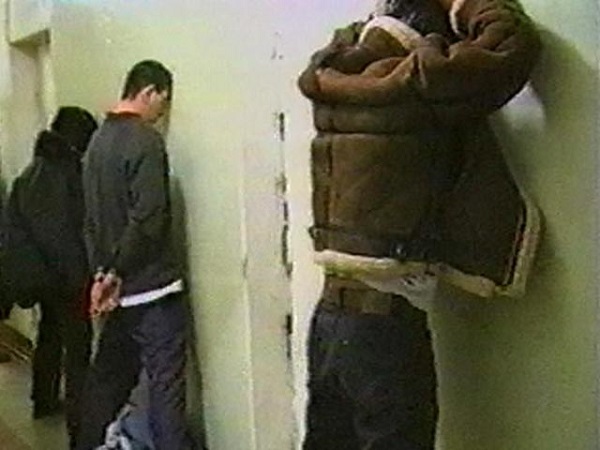 В Шахтах трое подростков при помощи ножа ограбили своих сверстников