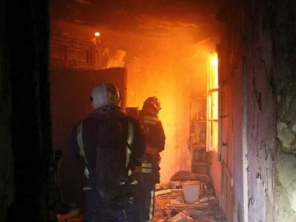 Пожар в заброшенном здании вспыхнул на улице Серафимовича в Шахтах