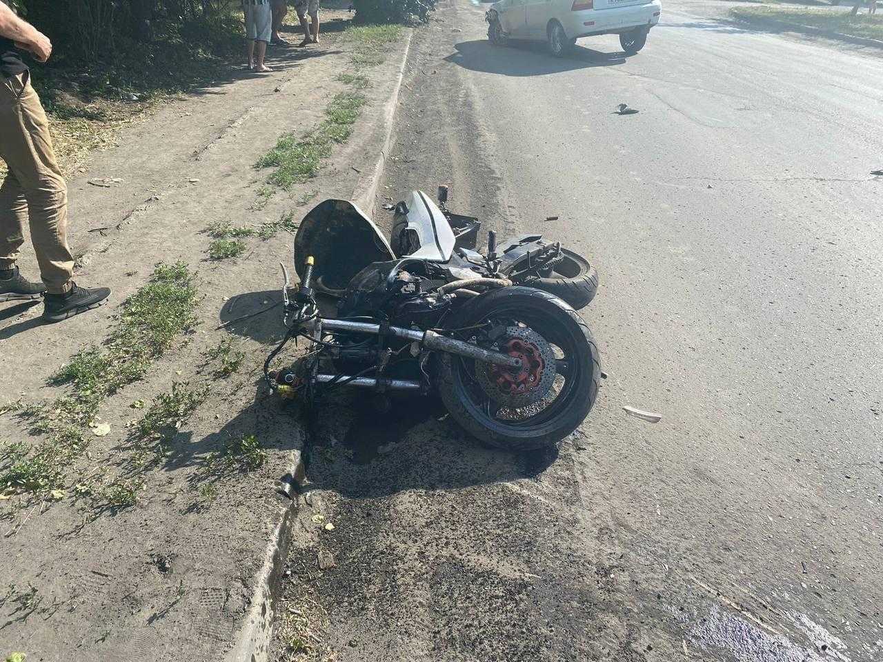 В Шахтах несовершеннолетний мотоциклист без прав попал в аварию