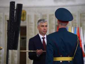 Алексей Логвиненко принял  уникальный клинок – меч Победы