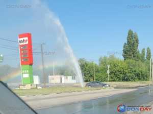 В Шахтах из-под земли забил фонтан  воды высотой в несколько метров: видео