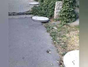 В Шахтах закрыли 4 опасных открытых люка в поселке ХБК