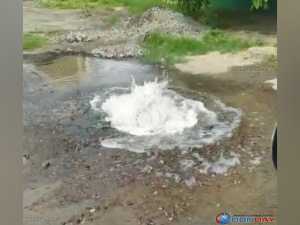 В Шахтах забил коммунальный фонтан на проезжей части