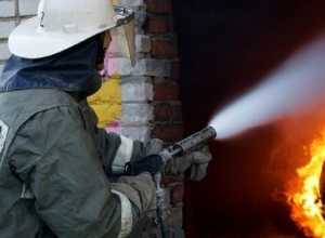 В Шахтах сгорело бесхозное строение на улице Невельского