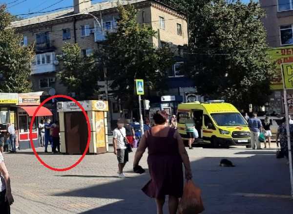 В центре города Шахты мужчине стало плохо на улице, понадобилась «скорая»