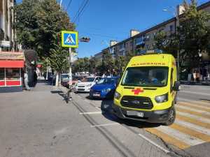 В центре города Шахты мужчине стало плохо на улице, понадобилась «скорая»