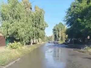 В Шахтах улицу Юный Спартак заливает водой из-за порыва трубы: видео