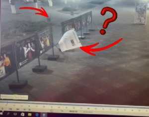 Хулиган крушил стенд интерактивной выставки в центре города Шахты и попал на камеру