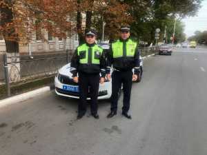 На Дону инспекторы ДПС пришли на помощь пассажиру, которому потребовалась срочная медицинская помощь