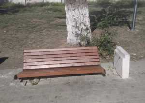Хулиганы сломали новую лавочку в парке 70-летия Победы на Южной в Шахтах
