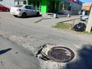 В Шахтах возле люка раскрошился асфальт, яма ждет свою жертву