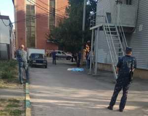 Тело школьницы обнаружили под пожарной лестницей 16-этажного дома в Ростовской области