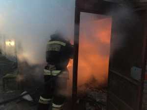 В Шахтах сгорел строительный вагончик на улице Мичурина