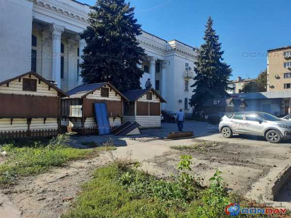 В центре Шахт демонтируют ларьки-теремки возле дома техники