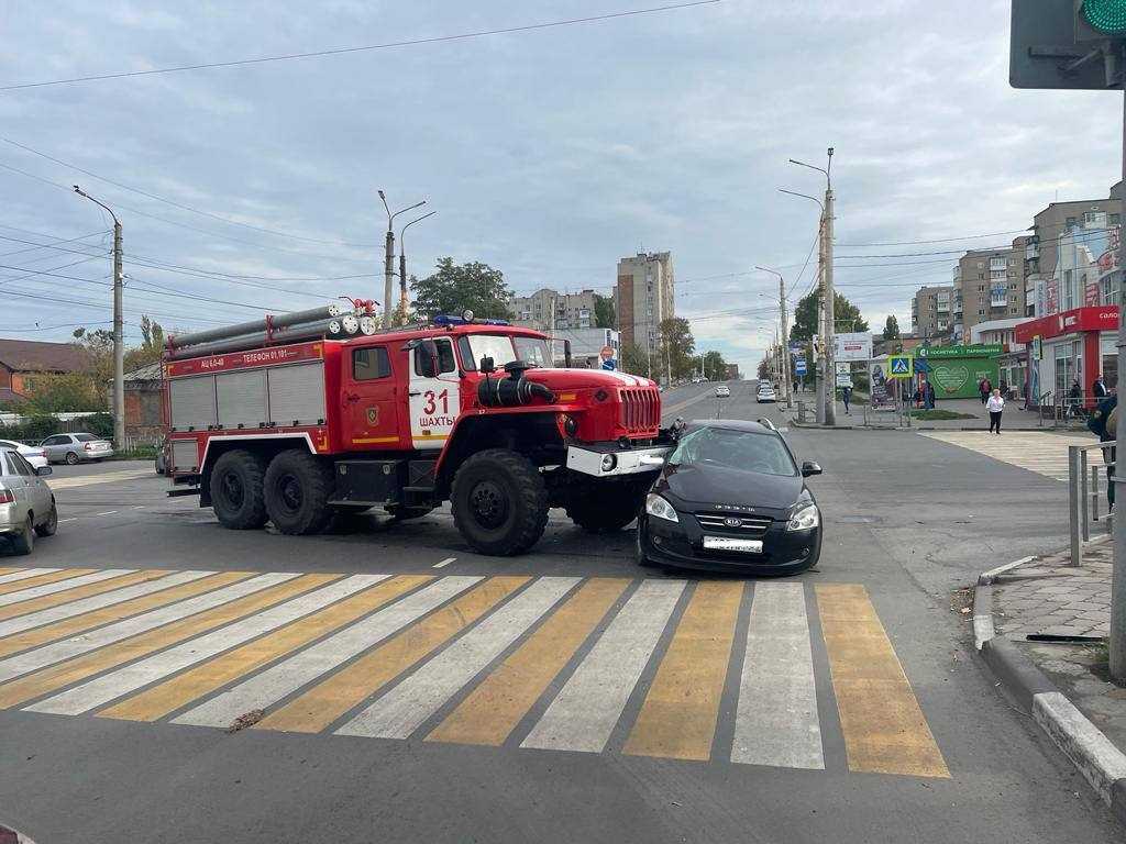 В Шахтах пожарная машина с включенной сиреной протаранила иномарку » DonDay  - новости Шахты. Происшествия, события, новости бизнеса, политики, культуры  и спорта.