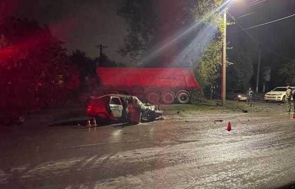 Три человека пострадали в аварии в Аюте в Шахтах: «ВАЗ» влетел в фуру