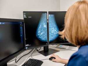 В Ростове пациентки с нарушениями слуха получили возможность посетить врача с сурдопереводчиком в рамках международной акции «Розовый октябрь»