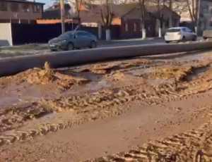 В Шахтах улицу Советскую затопило грязью при проведении земельных работ: видео