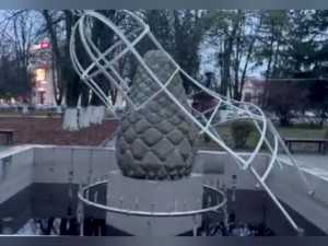 «Уставший» вид фонтана с покосившимся каркасом расстроил шахтинцев: видео