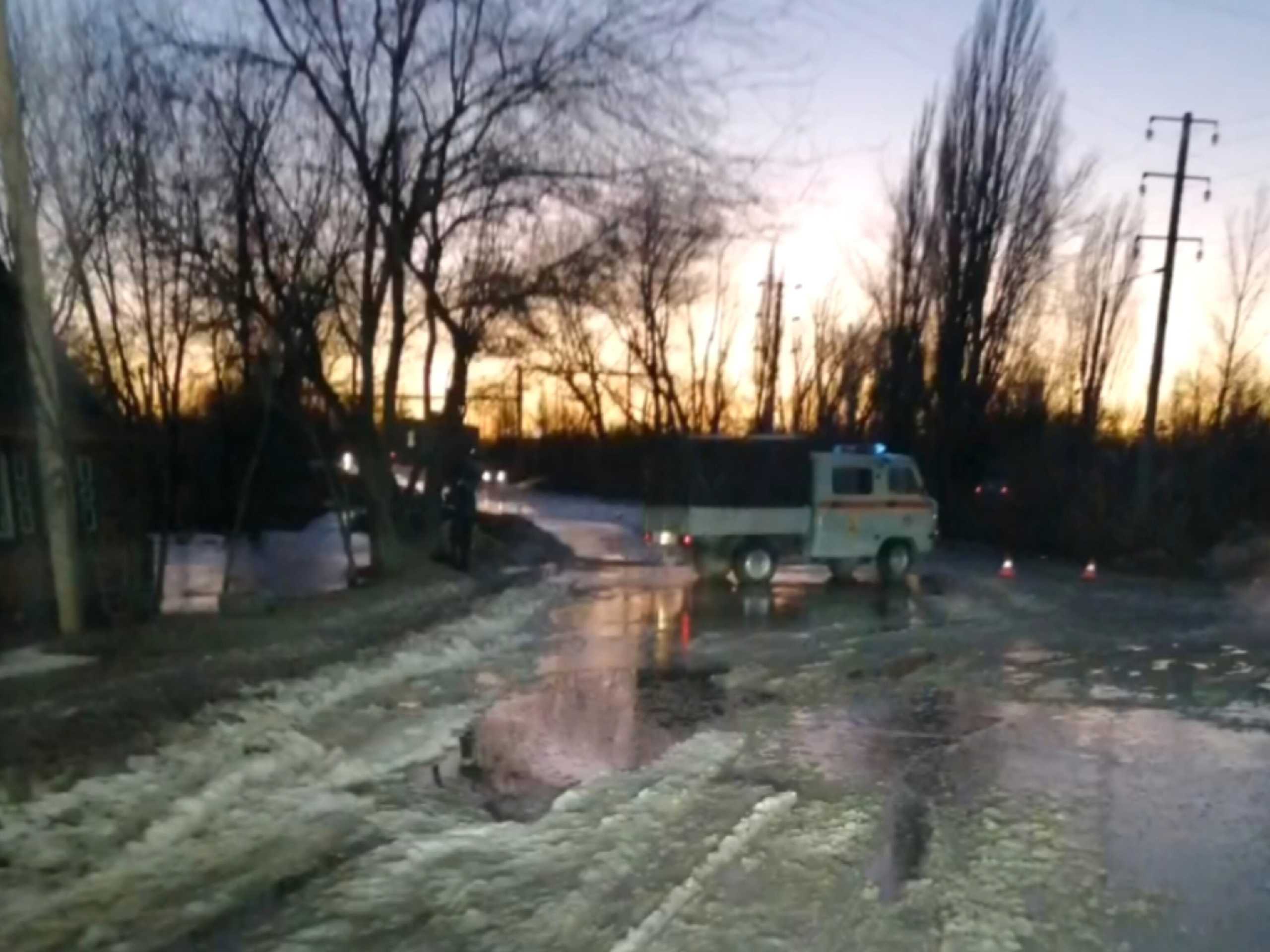 В Шахтах из-за аварии на водоводе образовалась толстая наледь на улице Мелиховской: видео