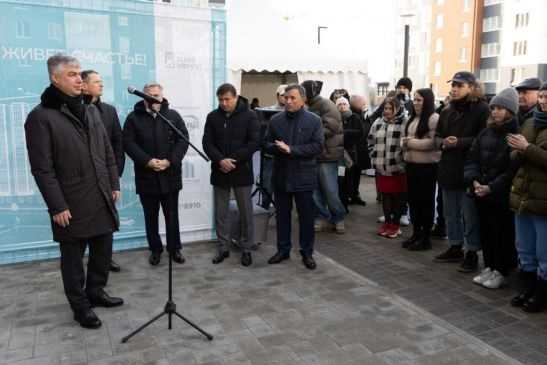 Глава администрации Ростова Алексей Логвиненко вручил ключи от квартир детям-сиротам