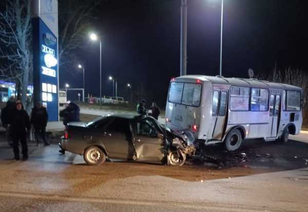 В Шахтах в ДТП с участием автобуса и «Лады» пострадал 45-летний водитель автомобиля