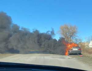 В Шахтах сгорела иномарка «Ауди 100» на автодороге в поселок Таловый: видео