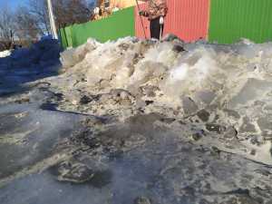 «Скорая не проедет»: жители улицы Солнечной в Шахтах бьют тревогу из-за затопления дороги и наледи
