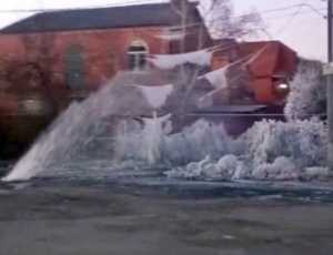 В Шахтах из-под земли забил коммунальный фонтан на улице Смидовича: видео