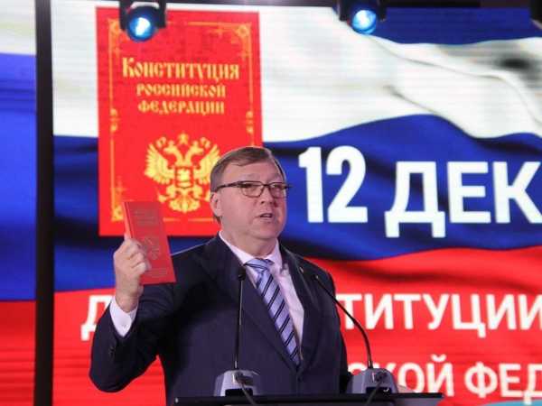 Александр Ищенко вручил первые паспорта пятнадцати школьникам Батайска