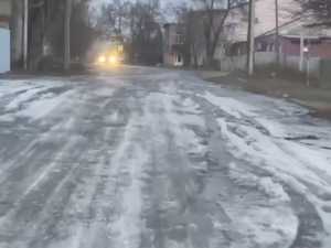 В Шахтах канализация затопила улицу 50 лет ВЛКСМ: видео