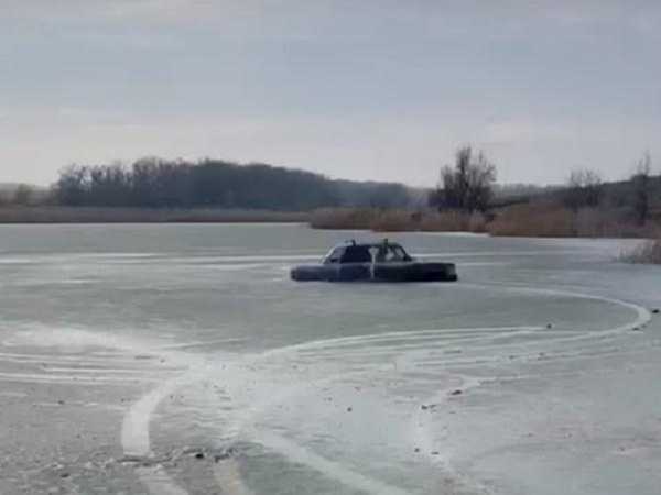 На Дону водитель «семерки» провалился под лед на водоеме: видео