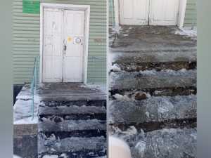 В Шахтах ступени детской поликлиники, скованные льдом, возмутили посетителей