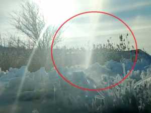 В Шахтах из-под земли забил коммунальный фонтан: видео