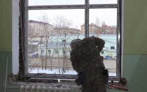 В гимназии Пушкина в Шахтах, закрытой на капремонт, монтируют новые пластиковые окна