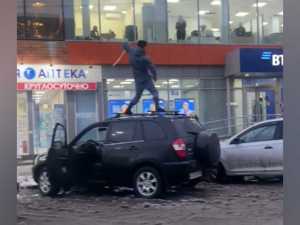 Мужчину, размахивавшего саблей в центре Шахт, посадили под арест на трое суток