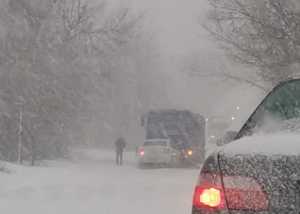 В Шахтах на заснеженной дороге «Лада Гранта» влетела под Камаз