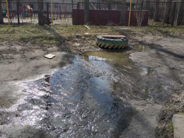 В Шахтах территорию детского сада затапливает канализация